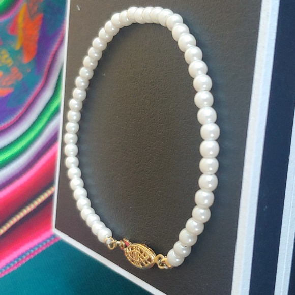 Vintage Petite Faux Pearl Women's Bracelet, 7.5 inches, White/Gold-tone - Picture 2 of 10